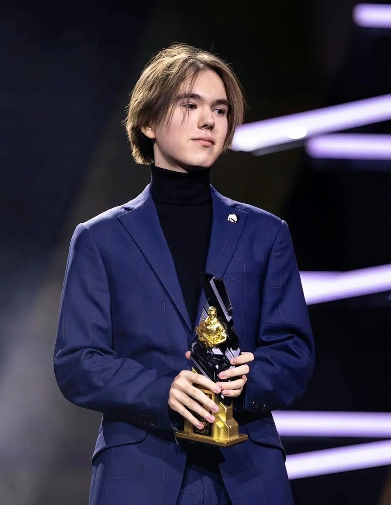 匿名来源向理查德·刘易斯透露了关于 Astralis 的更多细节；